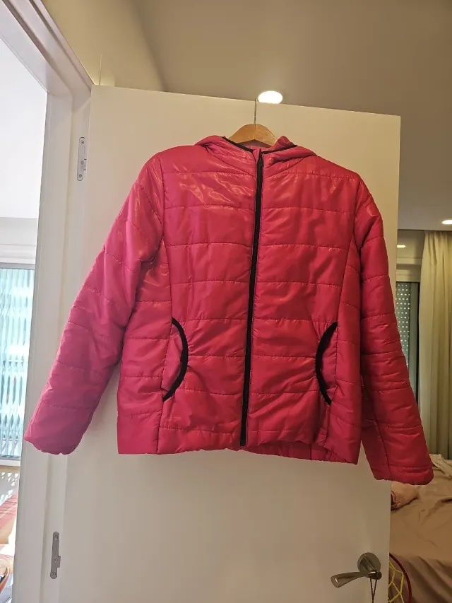 Chaqueta acolchada rosa con capucha