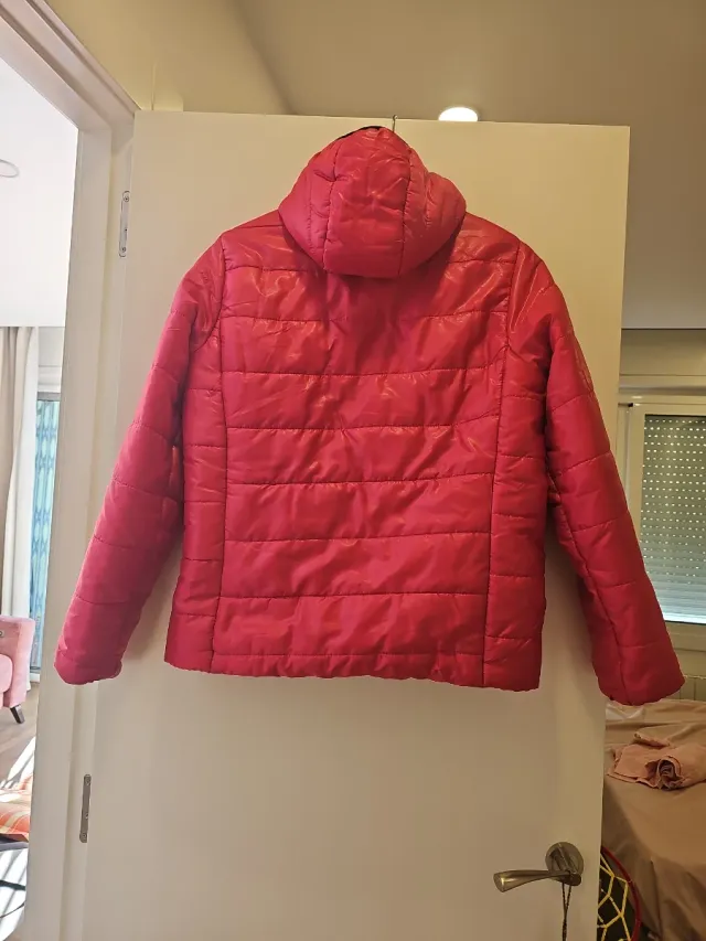 Chaqueta acolchada rosa con capucha