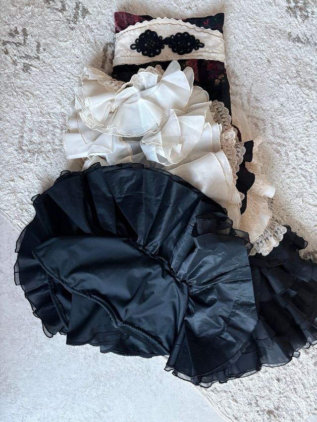 Falda flamenca volantes negro y rojo