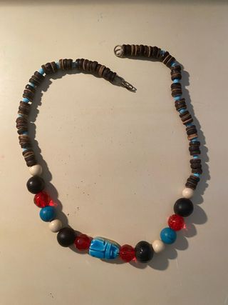 Collar de cuentas de madera y colores vivos