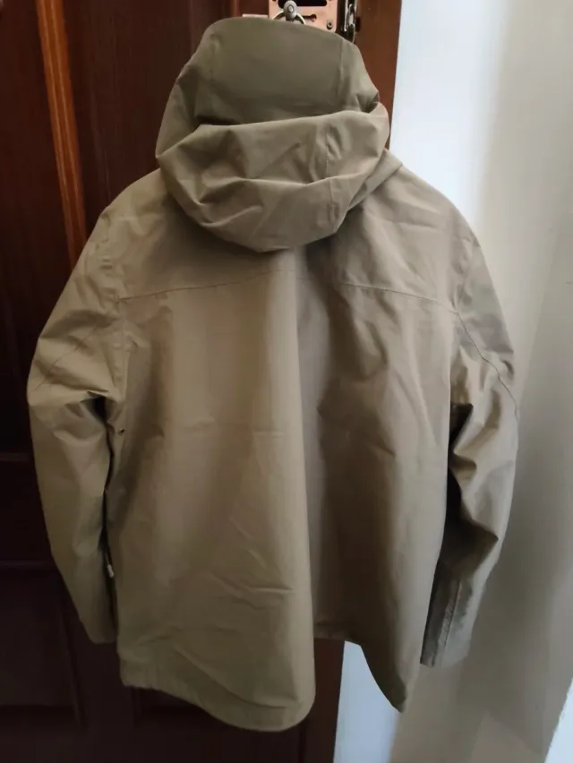 Chaqueta hombre beige nunca usada.