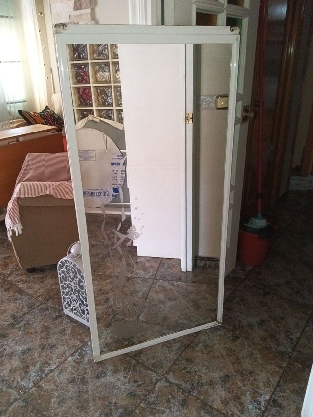 Espejo decorativo plateado y blanco