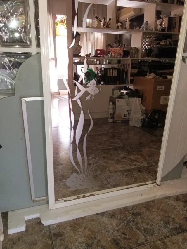 Espejo decorativo plateado y blanco