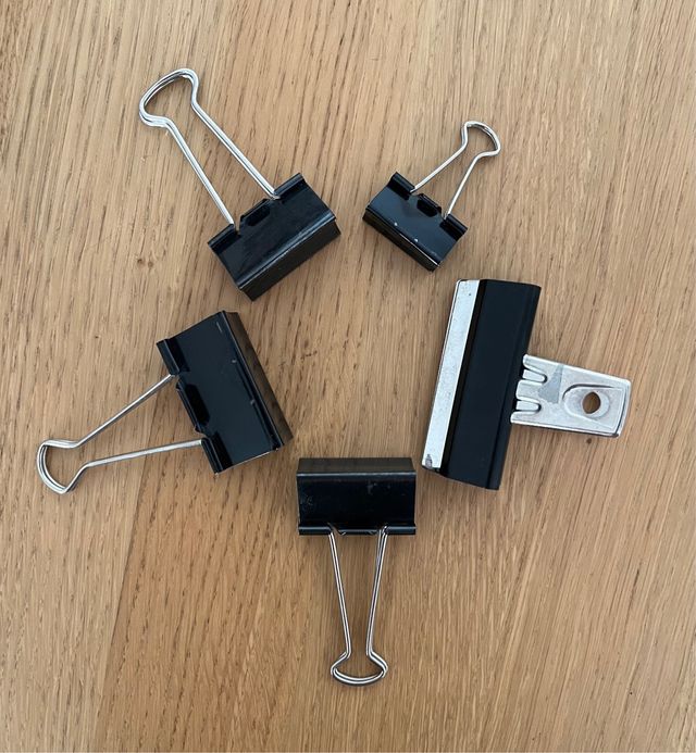 Lote 5 pinzas de oficina + 14 clips “pajarita”.