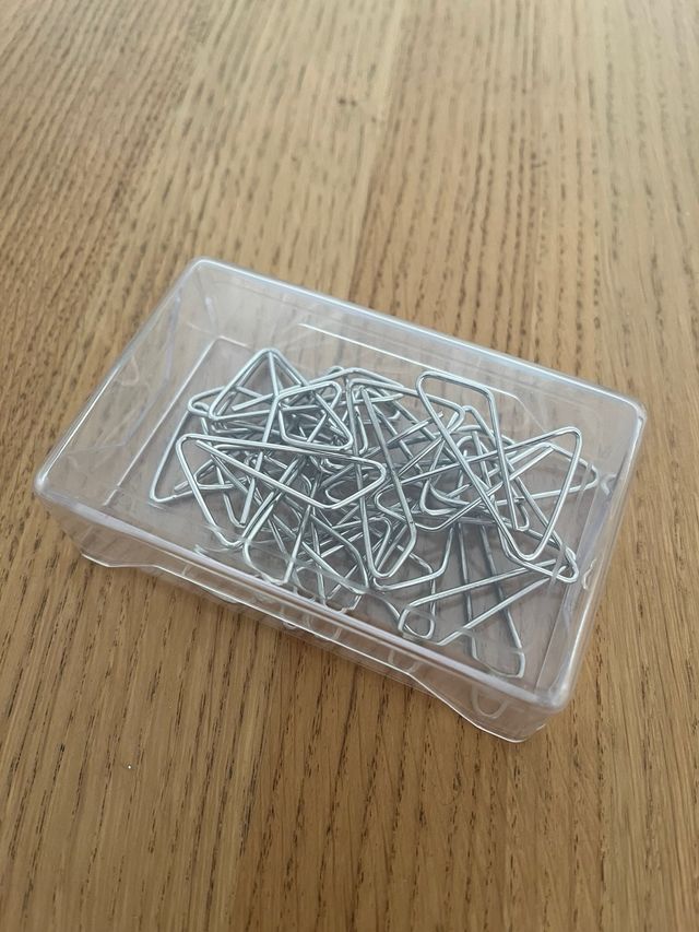 Lote 5 pinzas de oficina + 14 clips “pajarita”.