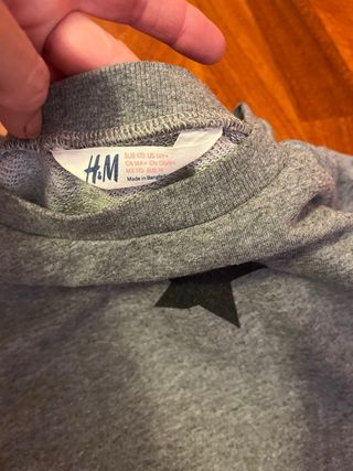 Sudadera gris con estrellas negras