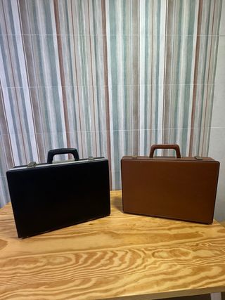 Maletines antiguos negros y marrones