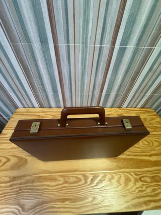 Maletines antiguos negros y marrones