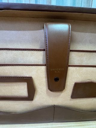 Maletines antiguos negros y marrones