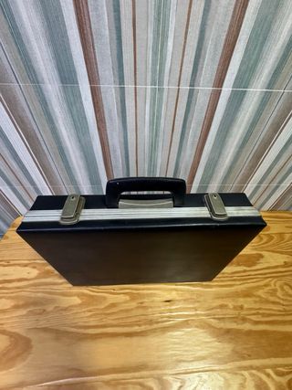 Maletines antiguos negros y marrones