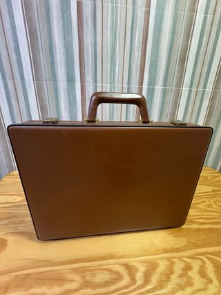 Maletines antiguos negros y marrones