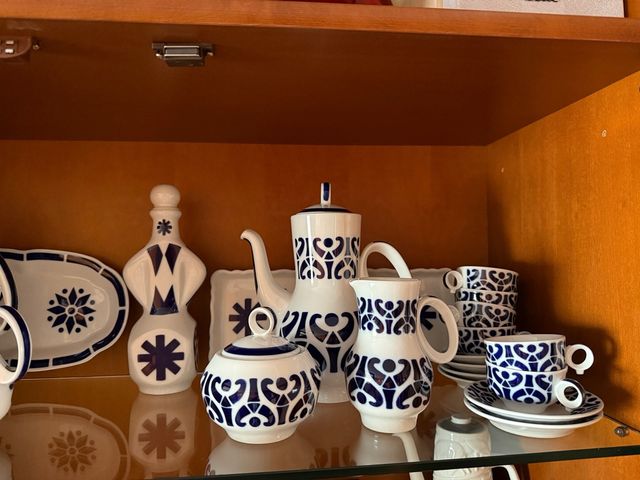 Juegos de café,botella licor y bandejas pastitas.