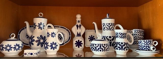 Juegos de café,botella licor y bandejas pastitas.