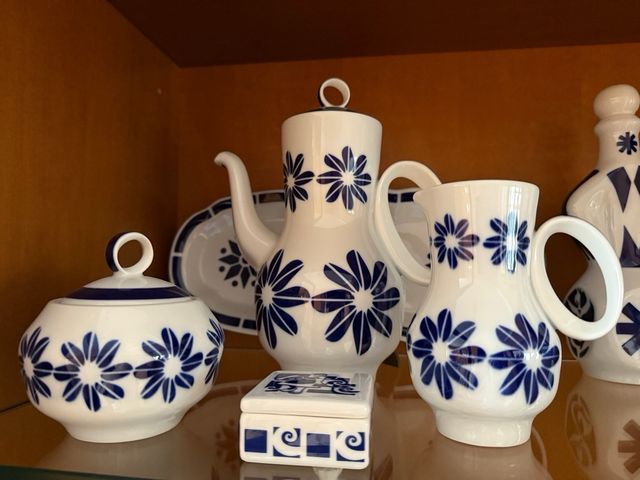 Juegos de café,botella licor y bandejas pastitas.