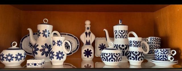 Juegos de café,botella licor y bandejas pastitas.