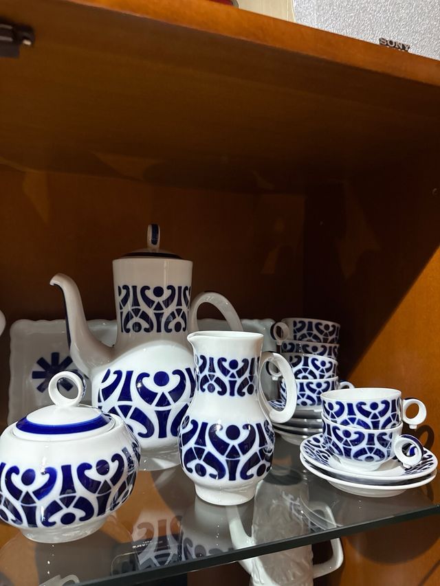 Juegos de café,botella licor y bandejas pastitas.