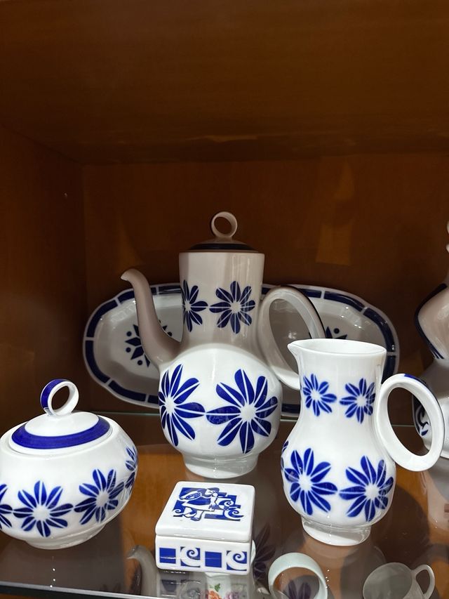 Juegos de café,botella licor y bandejas pastitas.