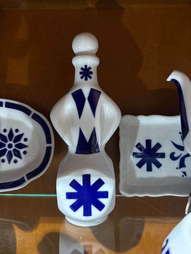 Juegos de café,botella licor y bandejas pastitas.