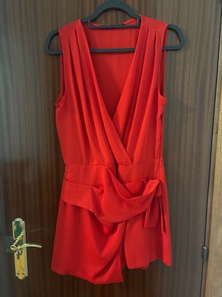 Mono rojo elegante