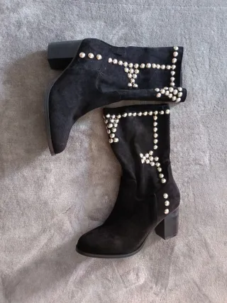 Botas negras con tachuelas