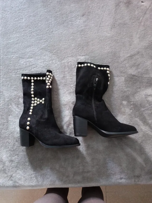 Botas negras con tachuelas