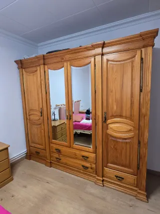 Grande armadio in legno con specchi