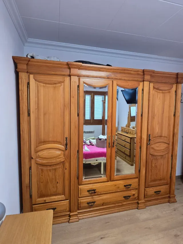 Armario de madera grande con espejos