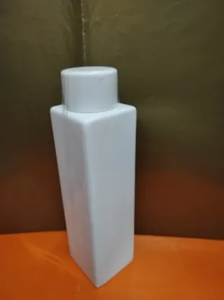 Pote quadrado branco com tampa