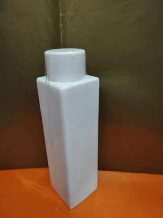 Pote quadrado branco com tampa