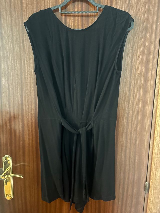 Mono negro con cinturón