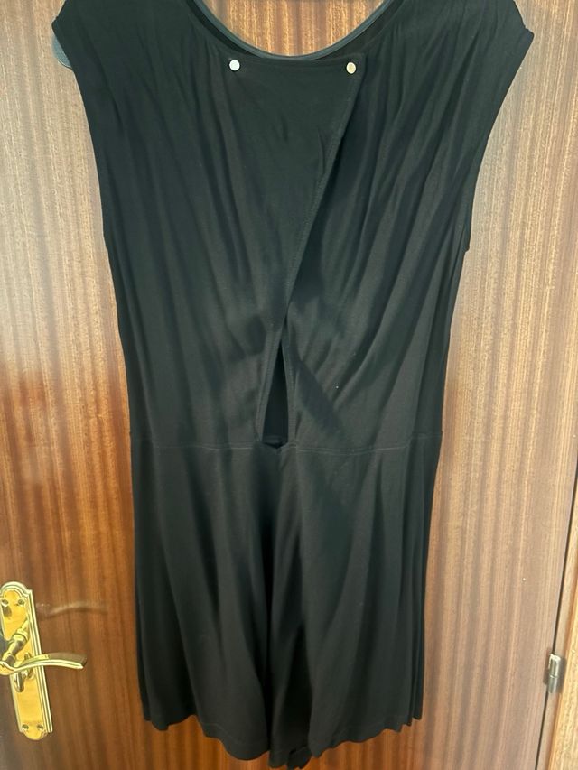 Mono negro con cinturón