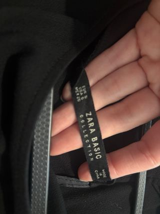 Mono negro con cinturón