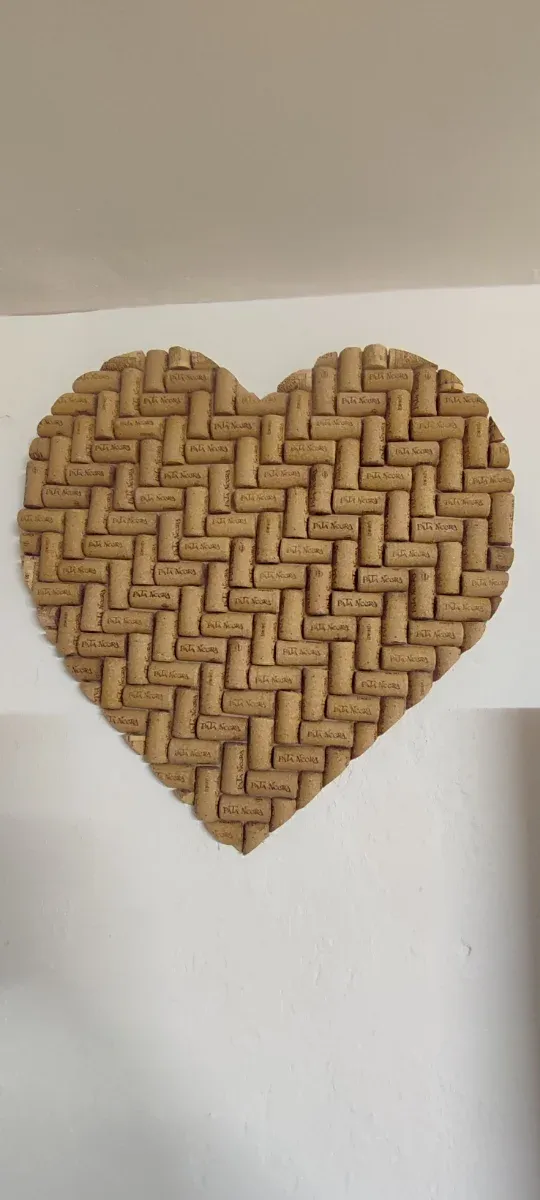 Corazón decorativo de corchos