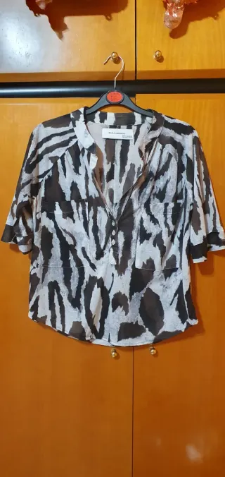 Blusa Zara cuello pico talla M estampada