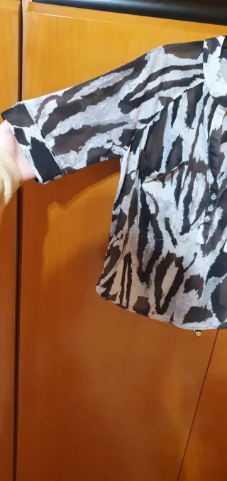 Blusa Zara cuello pico talla M estampada