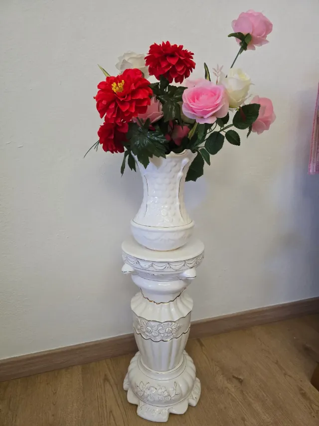 Jarrón de diseño con soporte