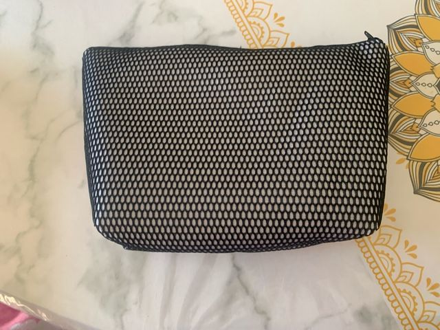 Estuche negro y blanco de malla