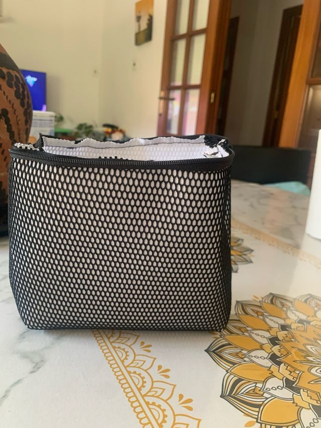 Estuche negro y blanco de malla