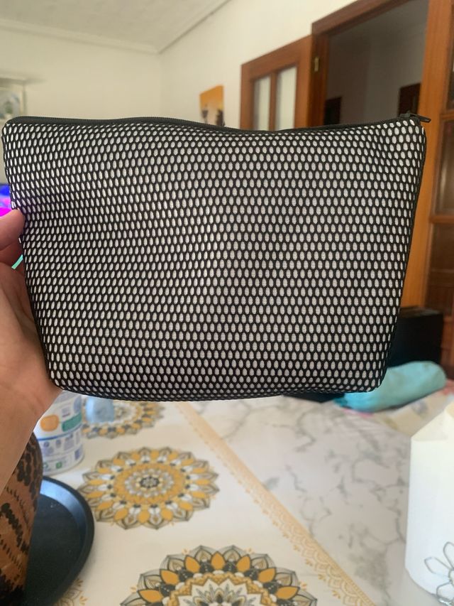 Estuche negro y blanco de malla
