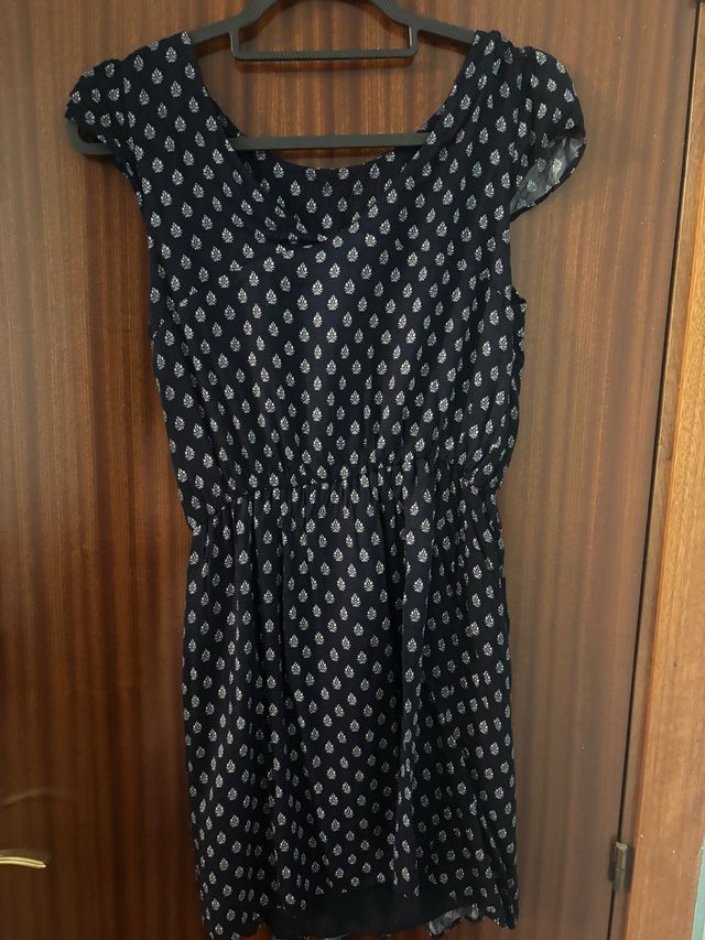 Vestido negro con estampado blanco