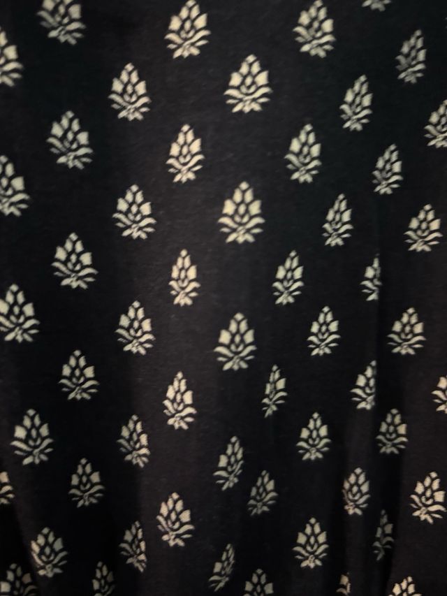 Vestido negro con estampado blanco