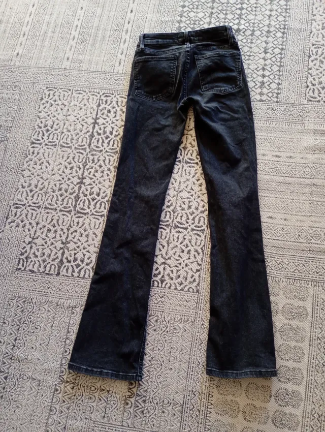 Pantalón vaquero negro flare