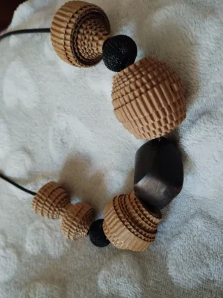 Collana in carta e legno