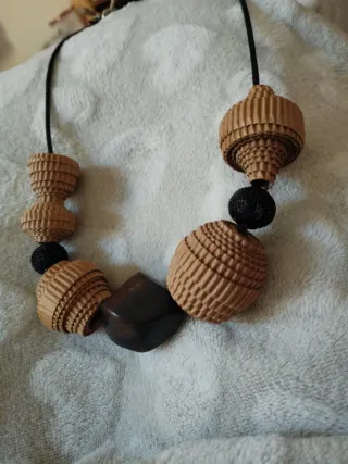 Collana in carta e legno