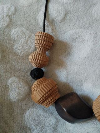 Collana in carta e legno