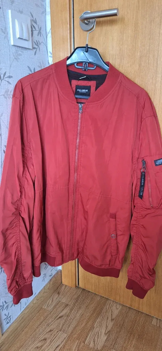 Cazadora bomber Pull&Bear roja chico