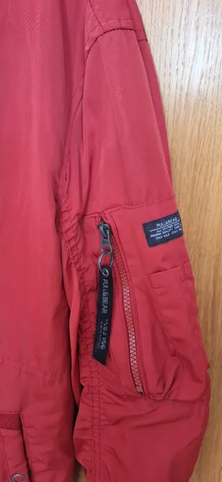 Cazadora bomber Pull&Bear roja chico