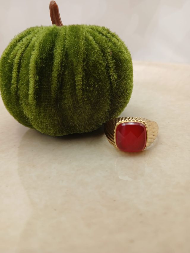 Anillo con piedra roja en Oro 18kl