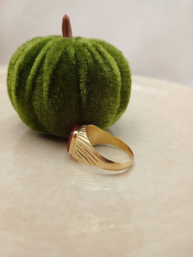 Anillo con piedra roja en Oro 18kl