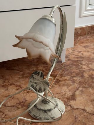 Lámpara de mesa estilo flor